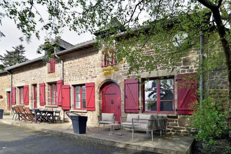 Façade du gîte breton avec volets rouges, à 30 minutes du Mont-Saint-Michel